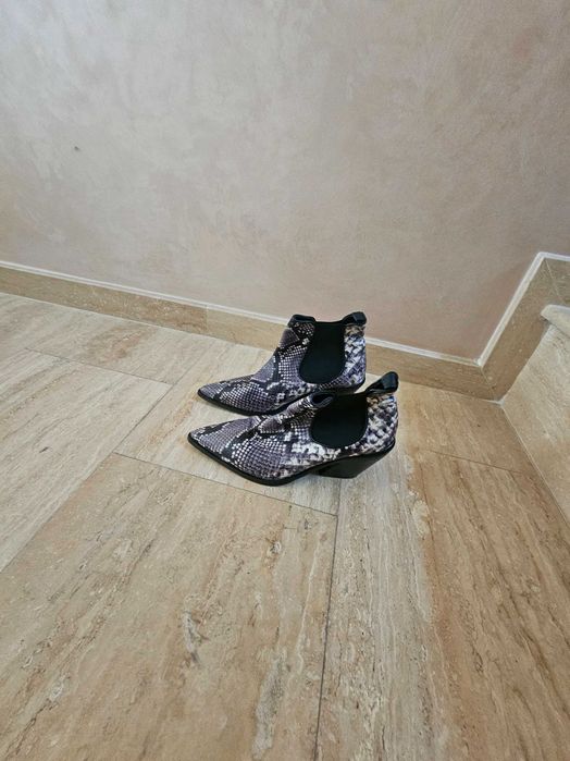 Botine piele imprimeu sarpe Il passo