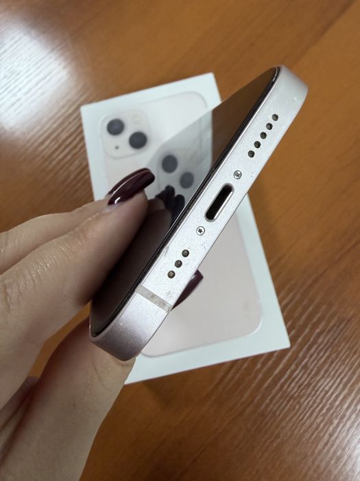 iPhone 13 в розовом цвете