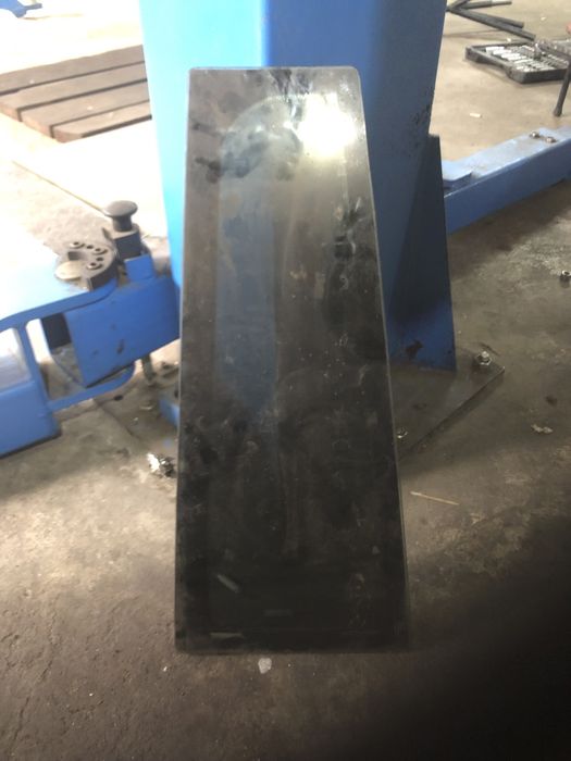 Продам заднее стекло Range Rover