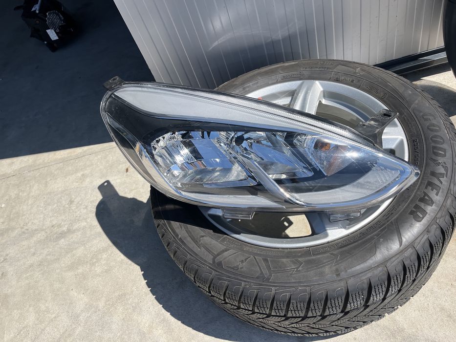 Ляв и десен фар Ford Fiesta 2018-