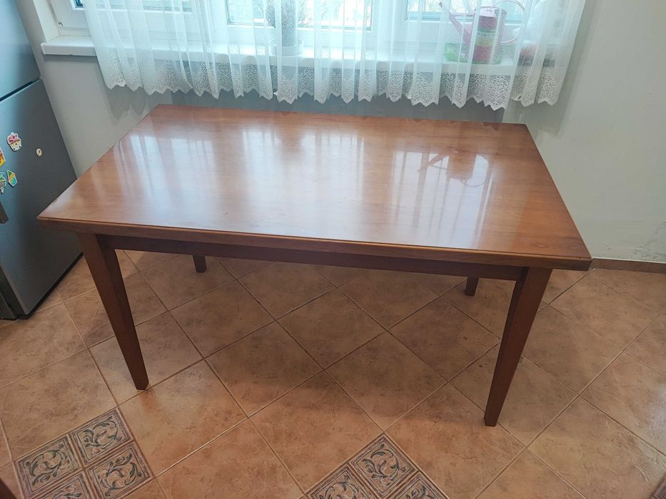 Масивна трапезна маса 140 на 80 и 4 стола
