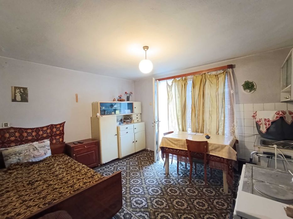 двуетажна къща с гараж