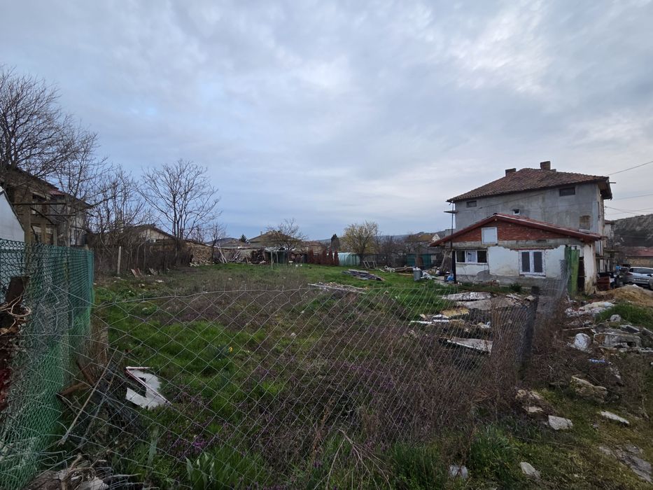 Нова постройка с парцел - кв.Акации