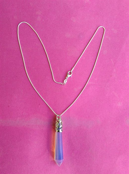 Посребрени колиета,с родиево покритие медальони с естествени камъни .