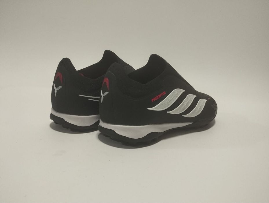 Сороконожки Adidas. В отличном состоянии. Размер 40-40.5