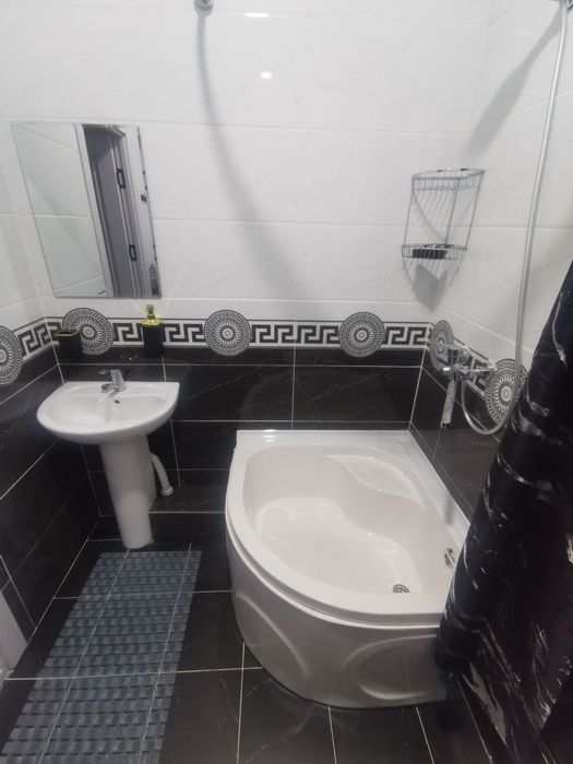 Ўўрикзор бозор ёнида 2-хонали янги ремонт ва янги мебель техникали уй