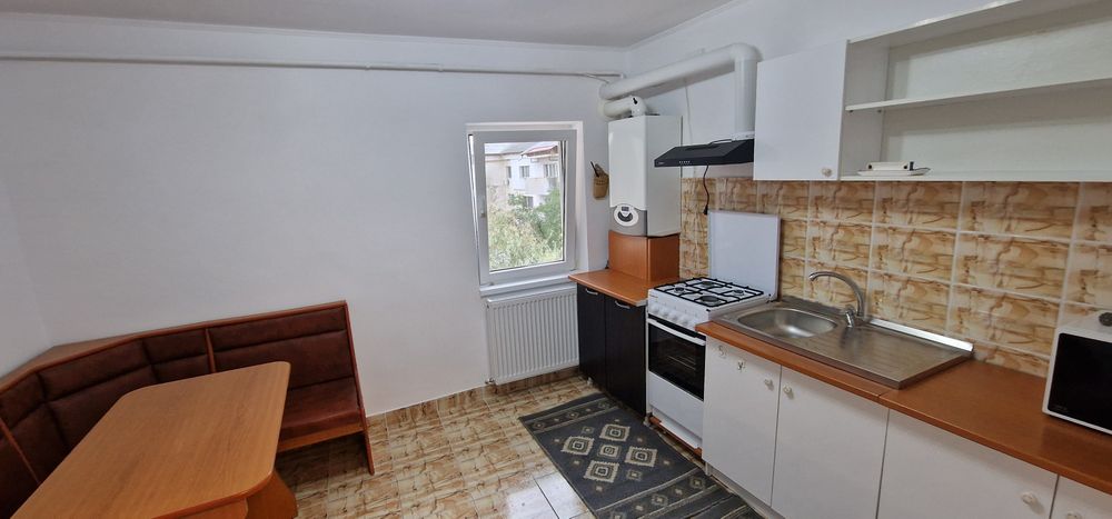 De inchiriat apartament 3 camere, etaj 3, zona Razboieni