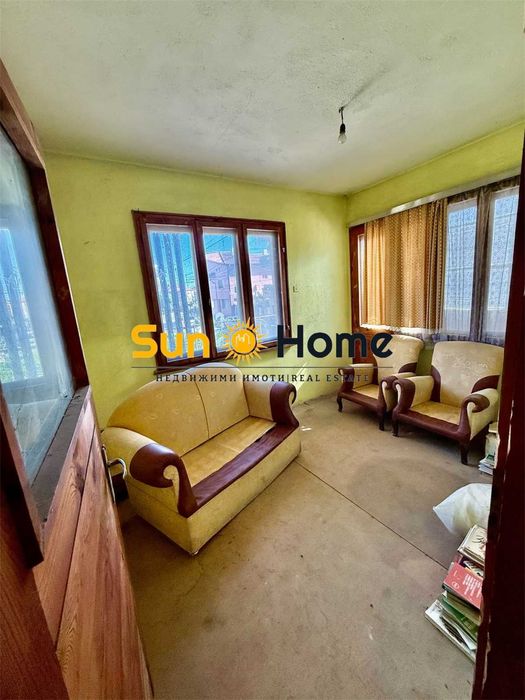 Масивна четириетажна тухлена къща с двор в идеалния център