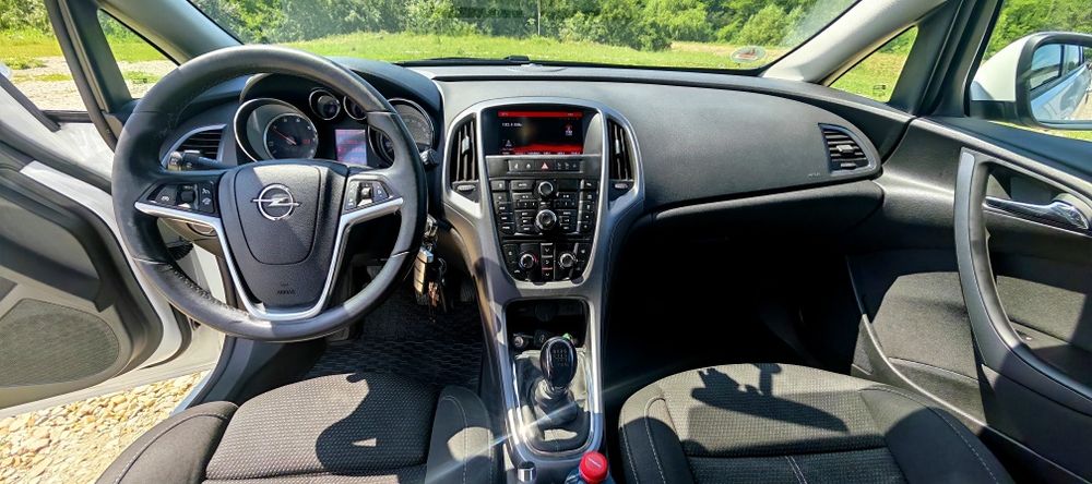 Opel Astra J impecabil