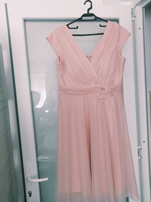 Vând rochie  de ocazie,culoare roz pal,preț 120 , model foarte frumos