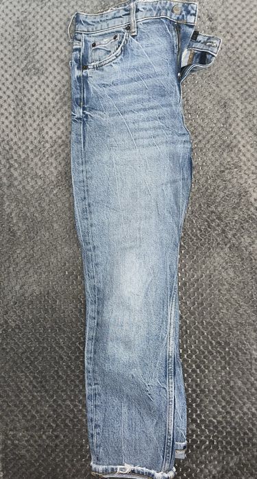 Светлосини дамски дънки с лекоизбелен ефект и прав крачол