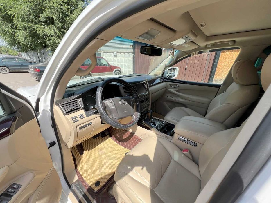 Продам  автомобиль LEXUS LX 570