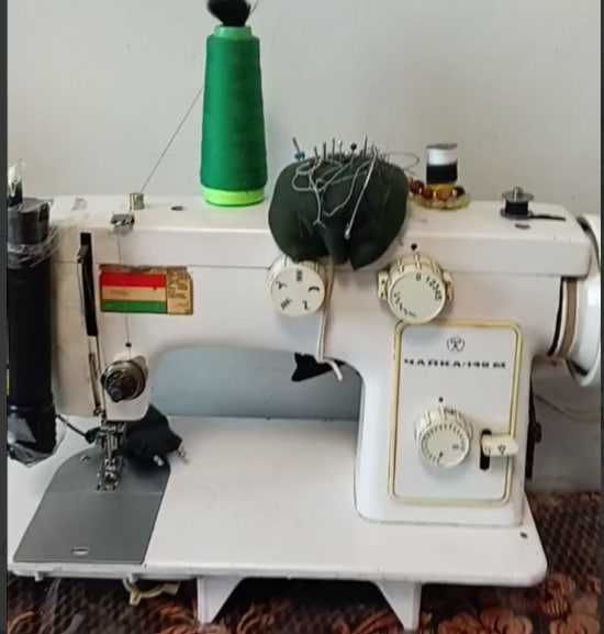 Продам швейную машинку зингер 142