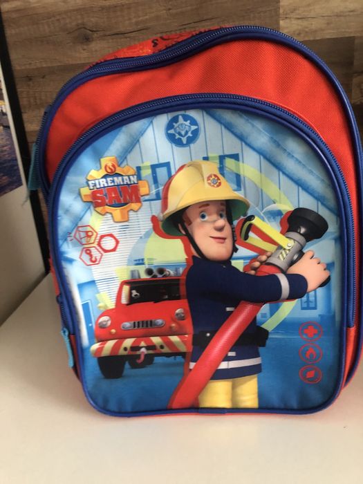 Детска раница с подарък.