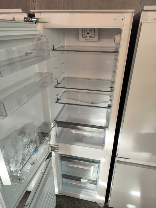 Хладилник с фризер за вграждане BAUKNECHT KGIL 180F2 P