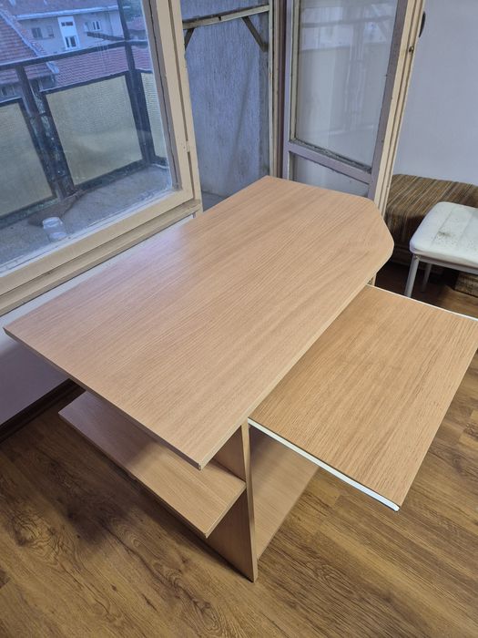 Детско бюро с място за клавиатура