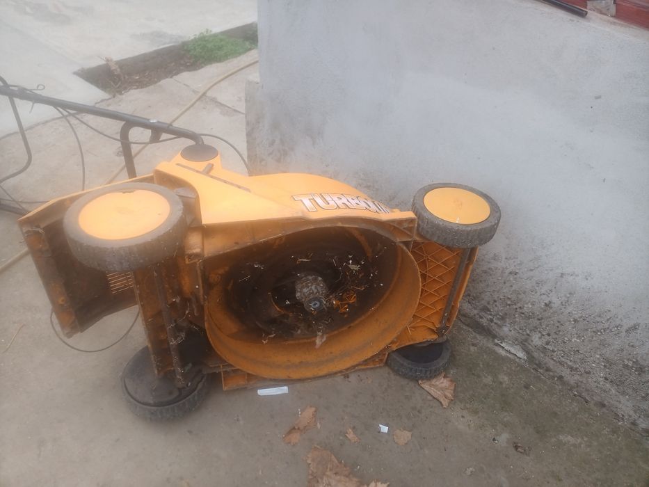 Mașină tăiat iarba