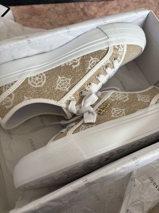 Кроссовка от Guess