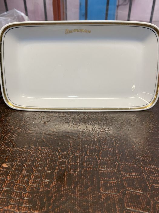 Посуда с надписю «Ресторан»