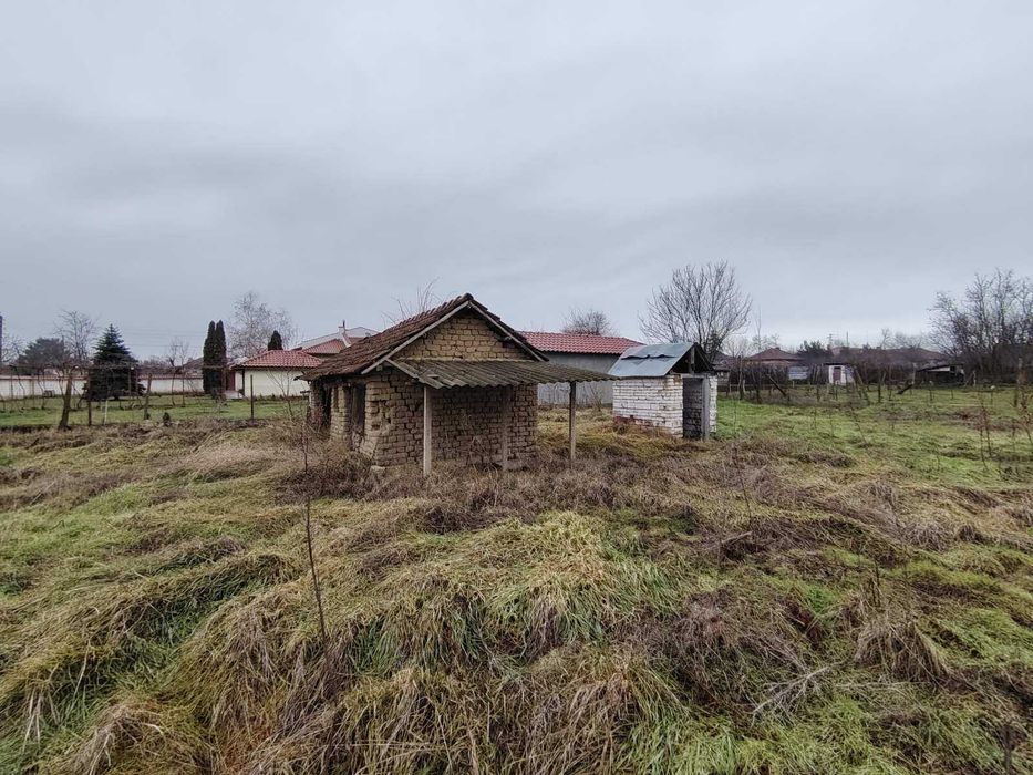 Къща с голямо и равно дворно място в близост до Плевен !