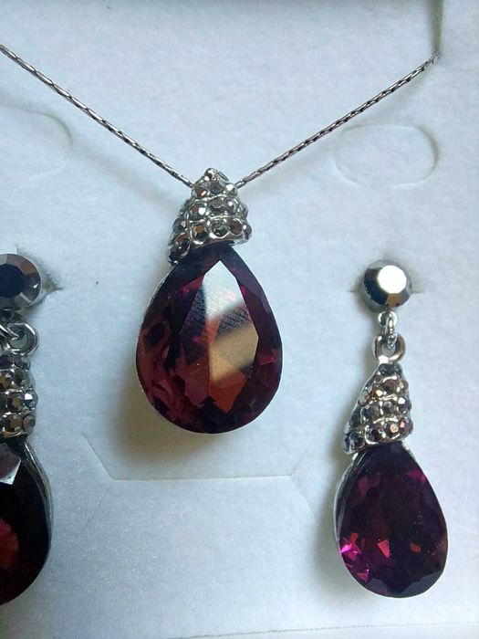 Продавам комплект обеци и колие