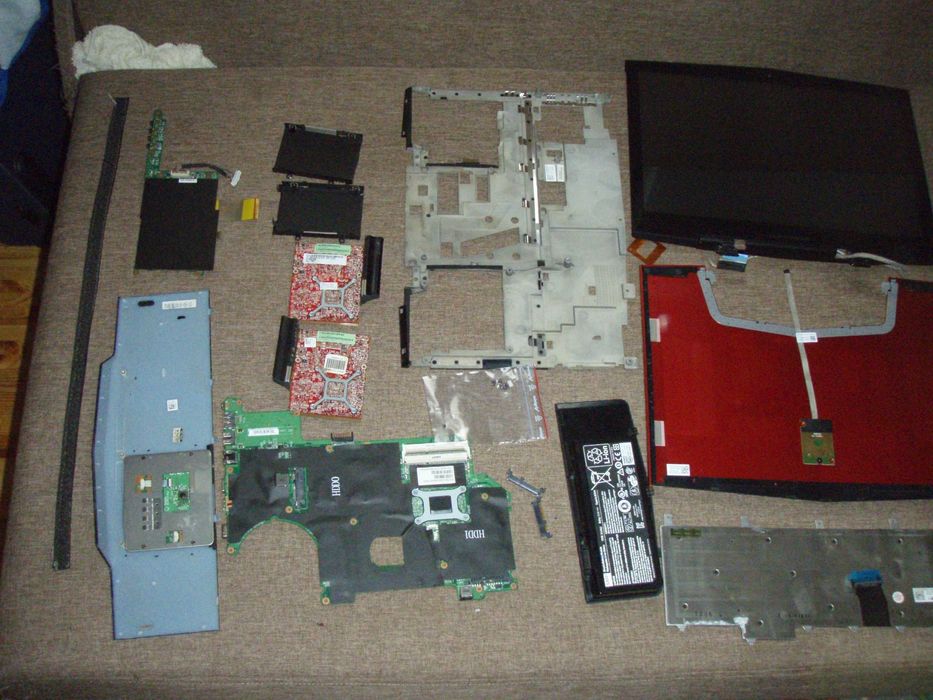 Dezmembrez Alienware M17x-R2 i5-520M 2x ATI HD5850M BD-ROM
