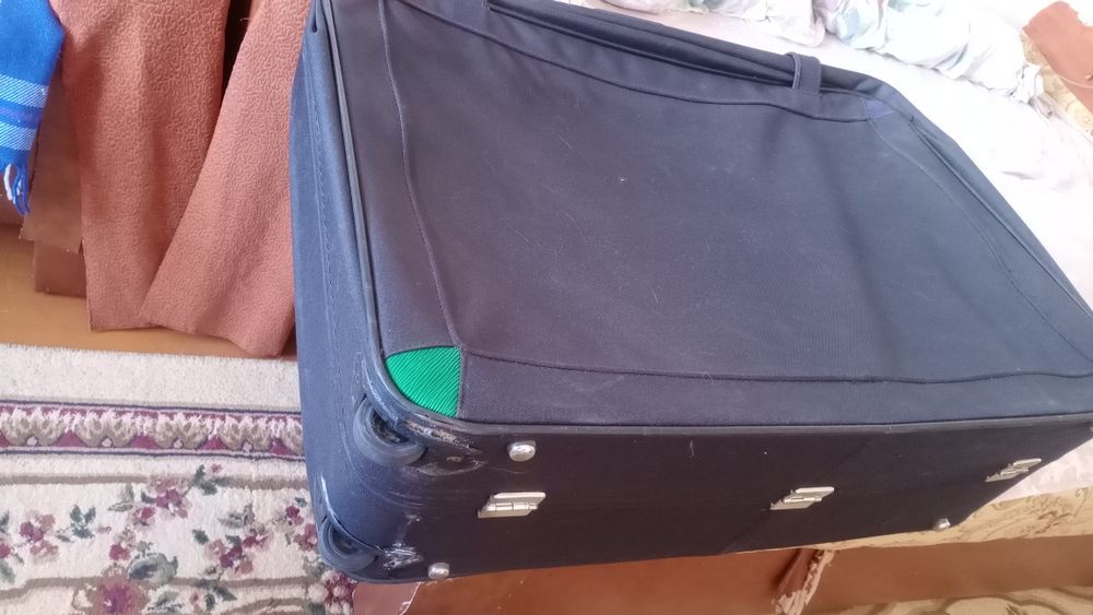 Большой чемодан с колесами