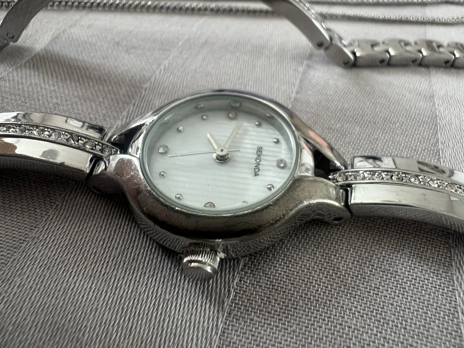 Подаръчен комплект- часовник, гривна и колие Sekonda