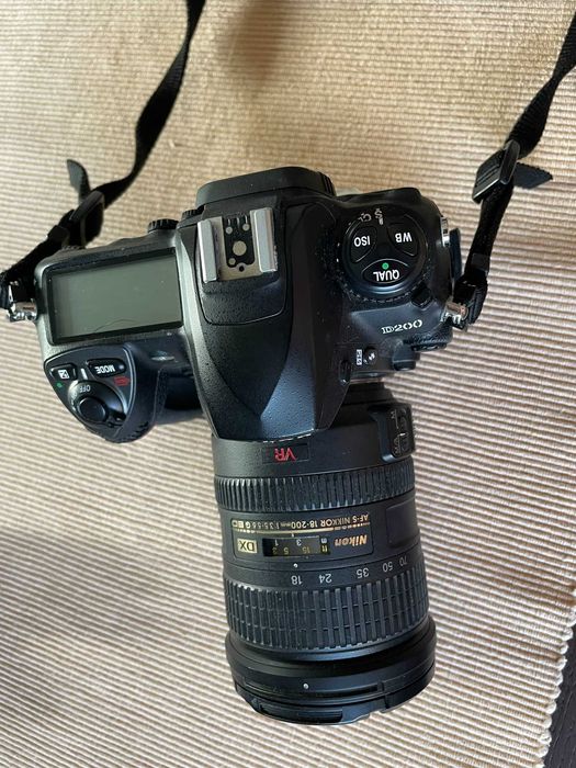 Фотоапарат Никон Nikon D200 с обектив Nikon AF-S DX NIKKOR 18-200mm