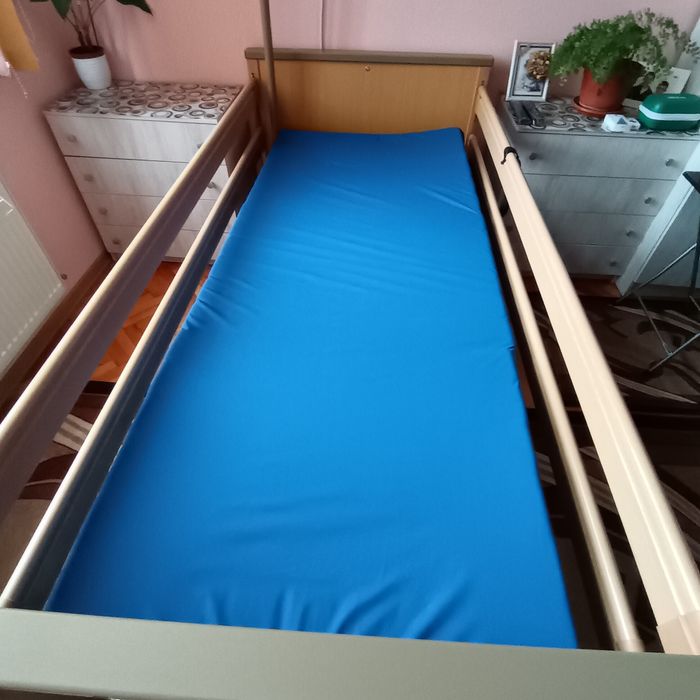 Болнично легло, антидекубитален дюшек и помощна масичка