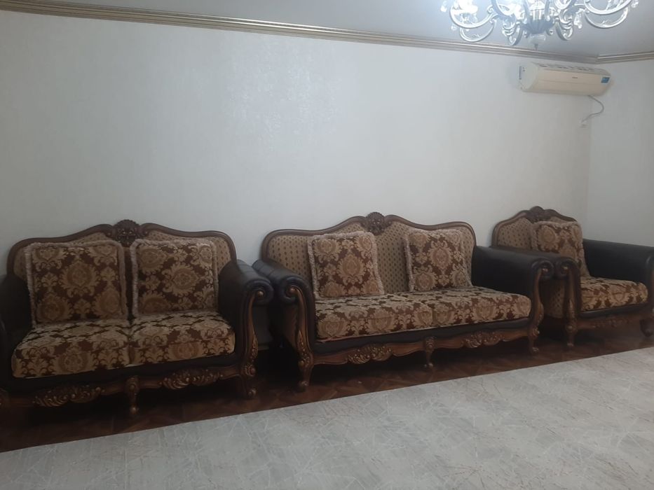 Диван с двумя креслами