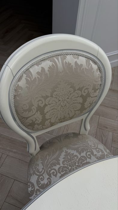 Стол со стульями