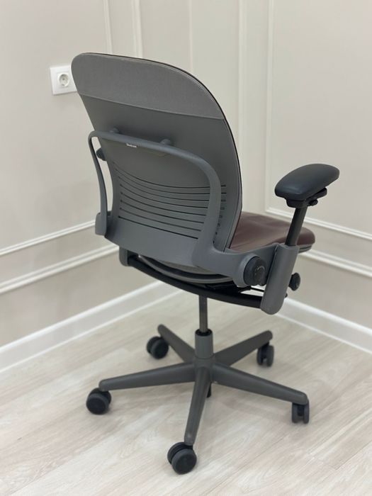 Продается офисное кожаное кресло