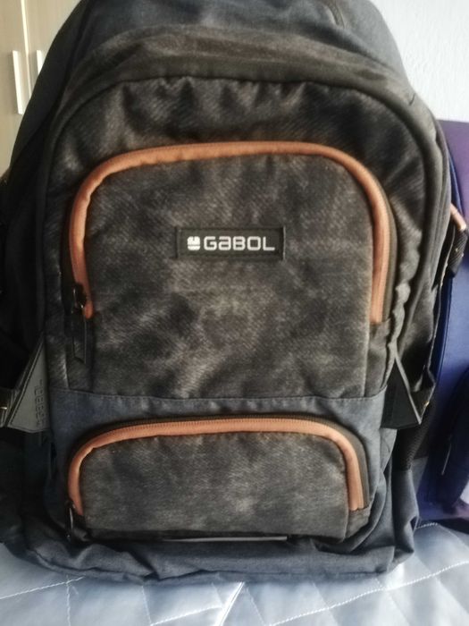 Продавам 2 нови ученически раници