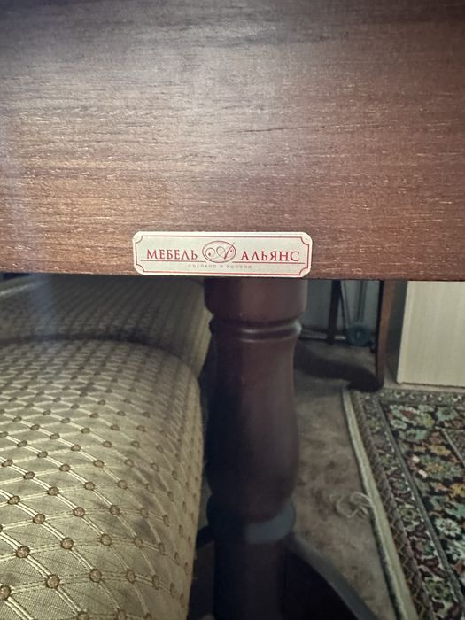 Продаю деревянный стол со стульями