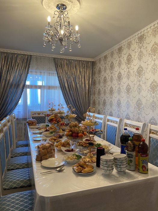 Стол для гостиной со стульями
