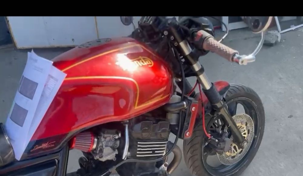 Honda cb400 superfor1994 cafe race. Vand sau schimb cu platforma +€