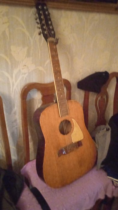 Продам гитару за 20000 хорошее состояние