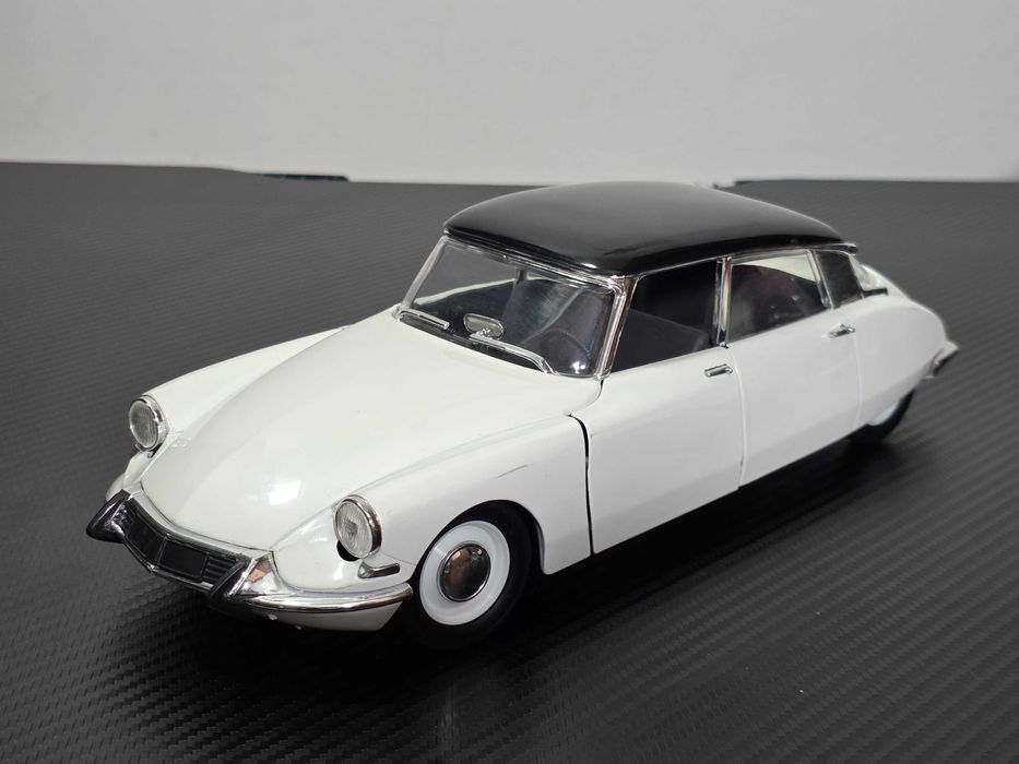 Macheta Auto 1/18 Solido Citroen DS19 Alb Plafon negru