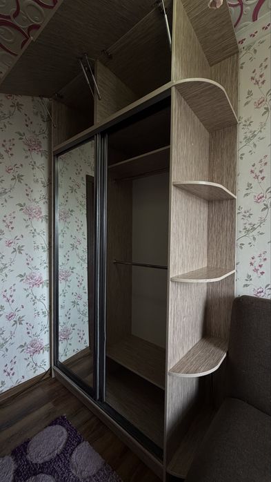 Шкаф-купе на заказ до потолка с зеркальными раздвижными дверями