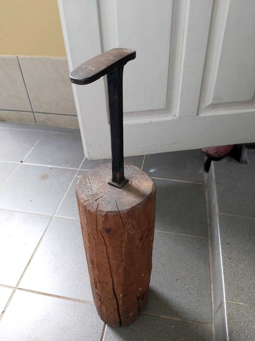 Nicovală cu butuc de lemn – Ideală pentru gospodărie sau decor rustic