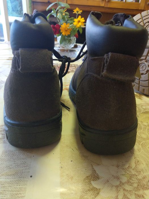 Продавам чисто нови обувки / боти /