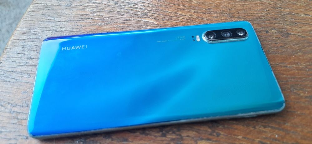 Продавам телефон HUAWEI P30