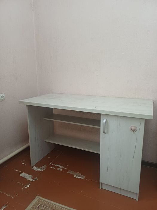 Стол письменный.