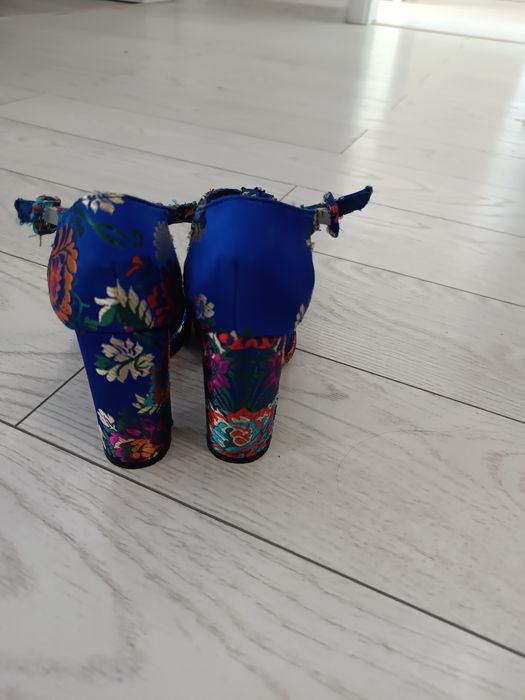 Sandale elegante cu toc