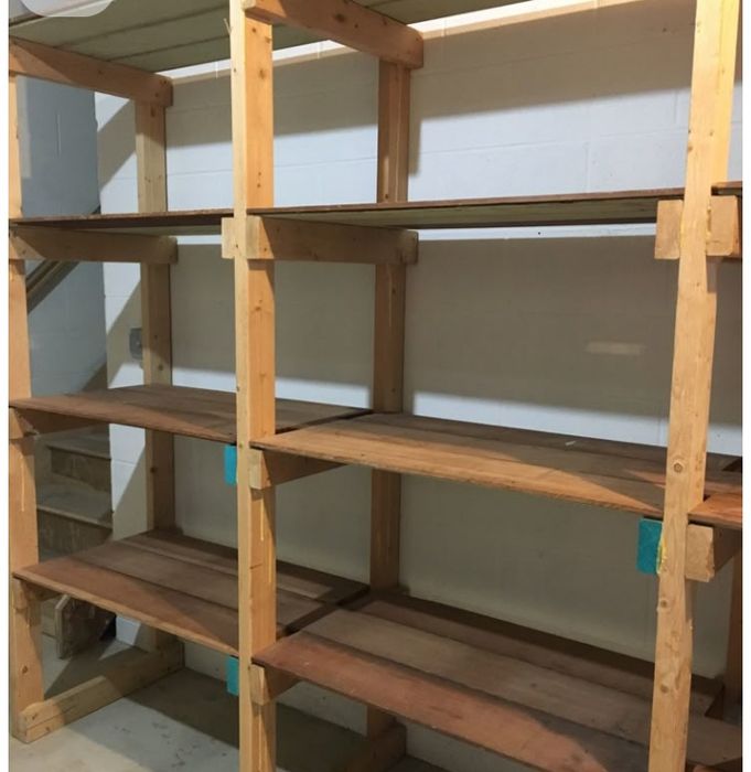 Полка для кладовке