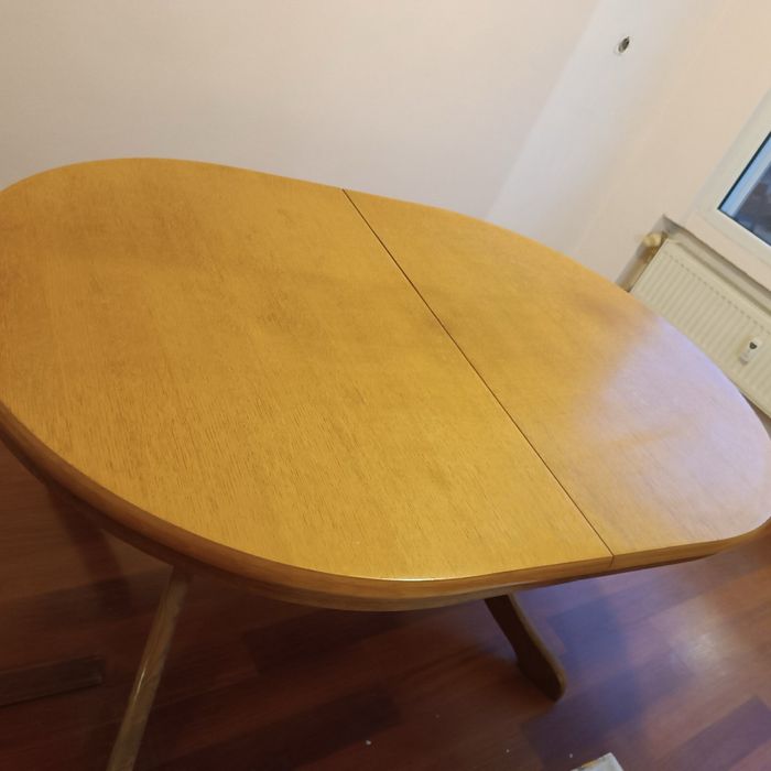 Масивна трапезна дървена маса с четири стола