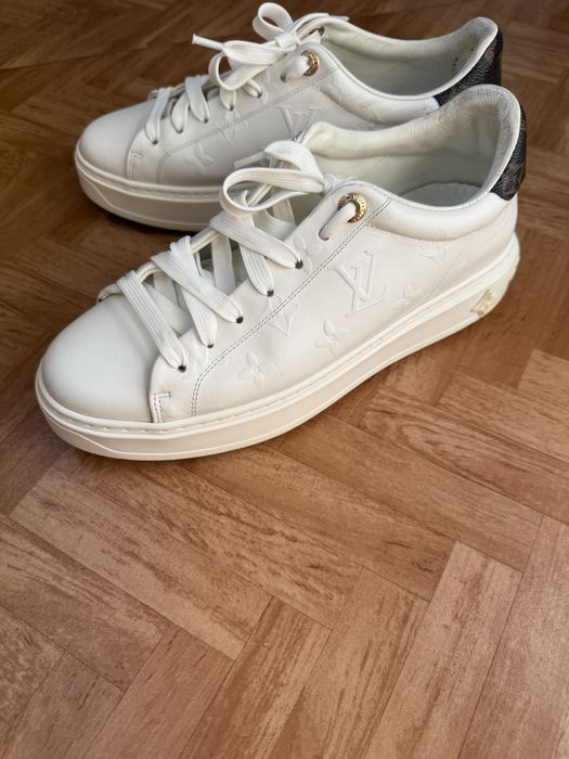 Продам кроссовки женские