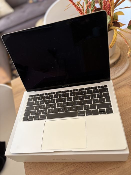 Продава се McBook air 13