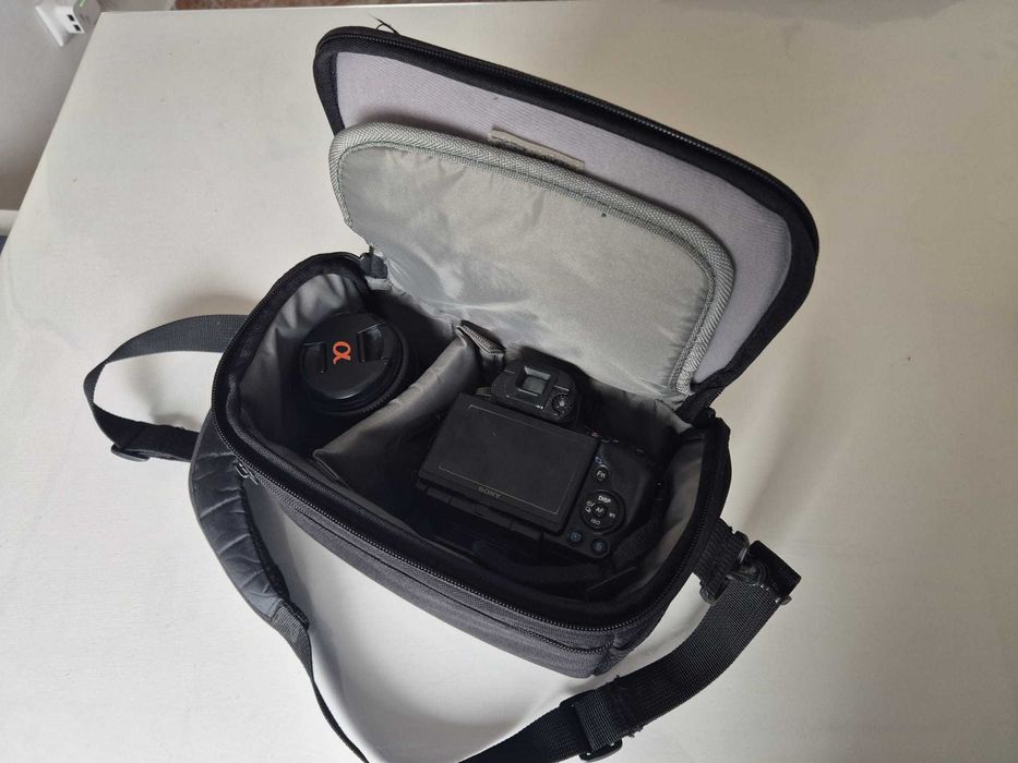 Vând 2 obiective Sony DSLR și accesorii